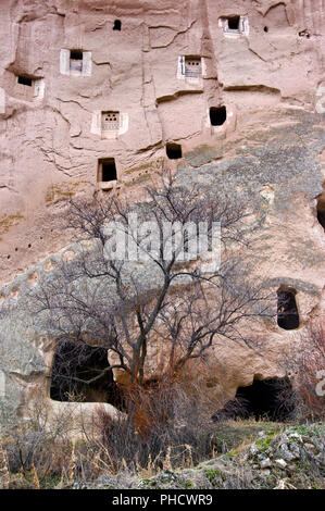 Les fenêtres de maisons construites en falaises en musée en plein air de Zelve, Cappadoce, Turquie Banque D'Images
