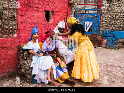 La Havane, Cuba / 20 mars 2016 : Quatre femmes cubaines Santeria à performance préparation avant Hamel Alley. Banque D'Images