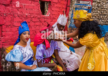 La Havane, Cuba / 20 mars 2016 : les femmes cubaines en costume maquillage fixation avant de Santeria performance à Hamel Alley. Banque D'Images