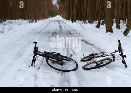 Deux motos dans la neige, deux vélos en forêt en hiver Banque D'Images