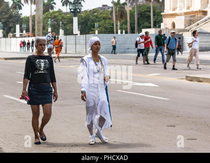 Reconnaissable parce qu'elle porte la tête aux pieds blanc, cette femme est un nouvel initié dans la religion cubaine de Santeria. Banque D'Images