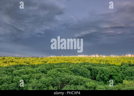 Coucher de soleil depuis les hauteurs au-dessus de la forêt. Stavropol. La Russie Banque D'Images