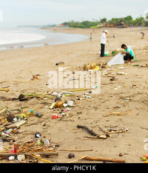 Plage de l'océan pollué. Bali Banque D'Images