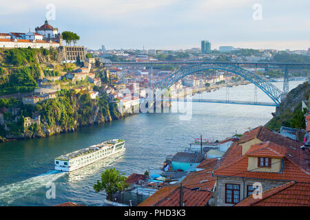 Bateau de croisière. La rivière Douro. Porto Banque D'Images