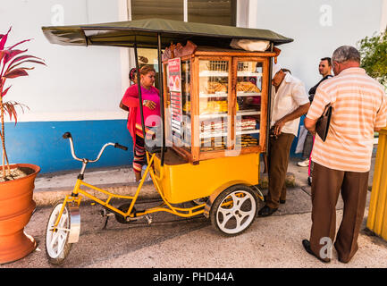 Sancti Spiritus, Cuba / 15 mars 2017 : Oeufs - Dulces - le vendeur vend des marchandises à partir d'un stand mobile alimenté par une roue de trois vélos. Banque D'Images