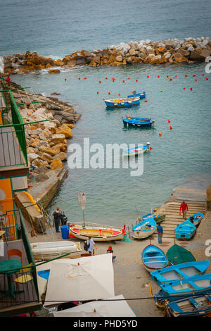 RIOMAGGIORE ITALIE - Le 24 avril 2011 ; à la recherche sur le rock traditionnel méditerranéen, village de pêcheurs protégé inlet en Cinque Terre Banque D'Images