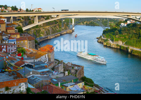 Bateau de croisière. La rivière Douro. Porto Banque D'Images