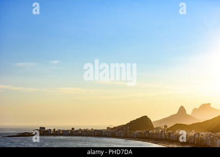 La plage de Copacabana au coucher du soleil à Rio de Janeiro Banque D'Images