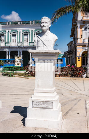 Sancti Spiritus, Cuba / 15 mars 2017 : statue blanche de maire général Serafin Sanches en park nommé pour l'homme. Banque D'Images