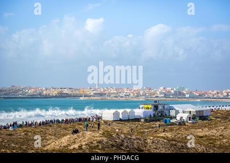 Peniche, Portugal - 18 Oct 2017 - Grande foule de personnes regardant une grosse vague à la rupture d'OPE 2017 Rip Curl Pro à Peniche, Portugal côte de Portug Banque D'Images