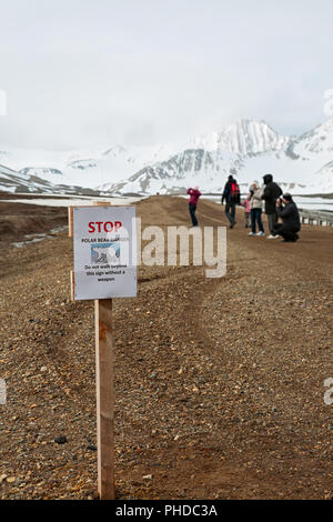 Panneau d'arrêt à Ny Alesund, îles Svalbard Banque D'Images