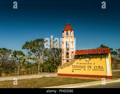 Trinidad, Cuba / 15 mars 2016 : Inscrivez-vous à l'entrée de la ville UNESCO de Trinidad, Cuba accueille les visiteurs. Bienvenidos a Trinidad de Cuba. Banque D'Images