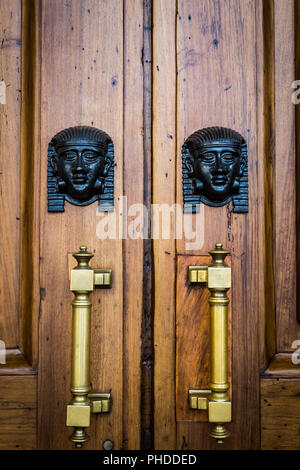 Têtes de sphinx à l'entrée porte en bois Banque D'Images