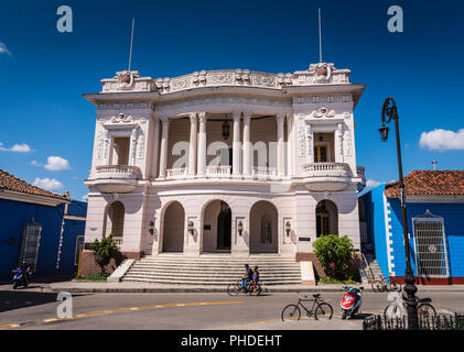 Sancti Spiritus, Cuba / 15 mars 2017 : Blanc architecture coloniale de Ruben Martinez Villena bibliothèque. Banque D'Images