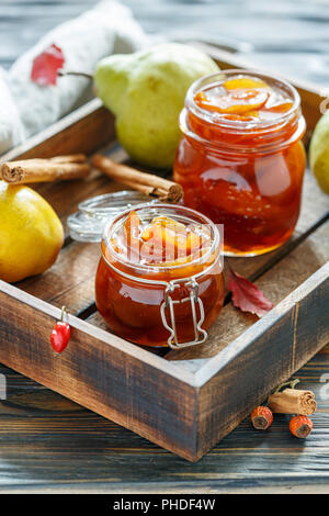 Confiture de poires dans des bocaux en verre. Banque D'Images