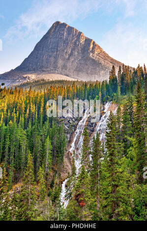 Lacs Grassi en cascade chute d'eau dans la région de Kananaskis de l'Alberta, près de Canmore avec soleil de l'après-midi sur shinning Ha Ling Peak dans l'arrière-plan. Banque D'Images