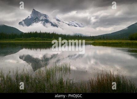 Les lacs Vermilion et le mont Rundle, Alberta. Les lacs Vermilion reflet de neige fraîche sur le mont Rundle. L'Alberta, Canada. Banque D'Images