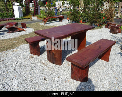 Tables et bancs en bois et les souches utilisées en bois. La créativité du concepteur, il est beau et précieux. Banque D'Images