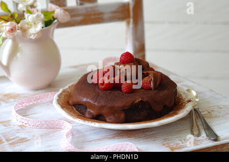 Gâteau au chocolat avec crème au chocolat et framboises Banque D'Images