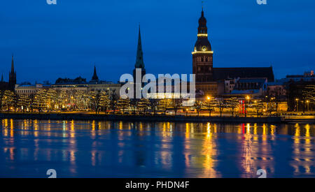 Vue depuis la digue de la Daugava Riga en soirée Banque D'Images