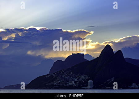 Coucher de soleil nuageux sur la plage d'Ipanema Banque D'Images