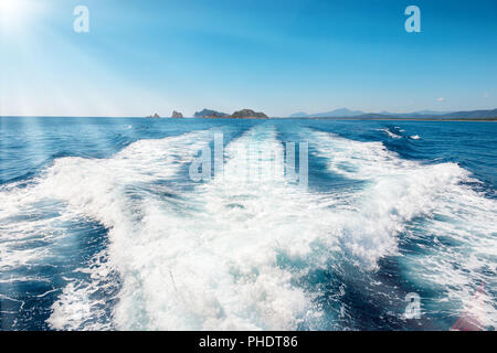 Des vagues sur la mer bleue de l'arrière du bateau Banque D'Images