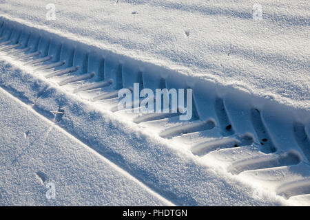 Deep tracks à partir des pneus d'un grand cargo, peut-être, voiture ou tracteur sur la neige blanche en hiver, off road Banque D'Images