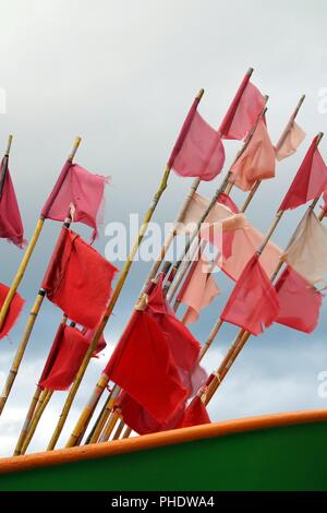 Les drapeaux rouges sur les bouées de pêche Banque D'Images