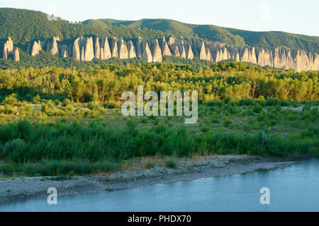 Formation de roche longitudinale de la pierre à ponte appelée 'les Penitents', entre le plateau de Valensole et la Durance. Les Mées, Provence, France. Banque D'Images