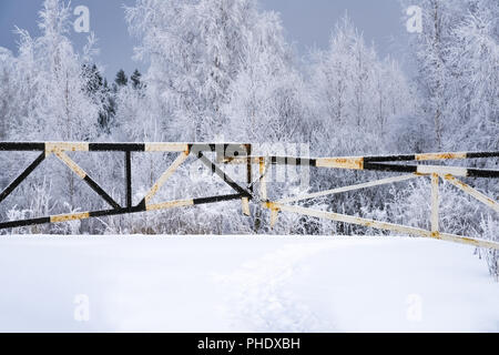 Porte en fer fermée en hiver Banque D'Images