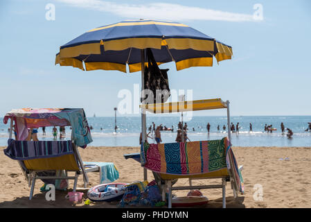 Vacances d'été sur une plage en Italie - parasol Banque D'Images