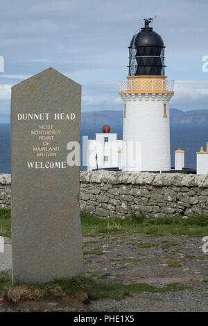 L'Écosse, Highlands, Caithness, Dunnet Head Lighthouse & Pierre Banque D'Images