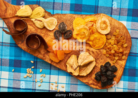 Les fruits secs sur la nappe Banque D'Images