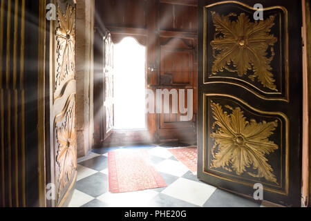 Les rayons de lumière de la vieille porte en bois Banque D'Images