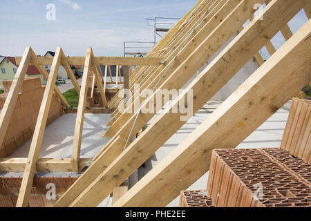 Cadre du nouveau pavillon construit sur une maison d'habitation en construction Banque D'Images