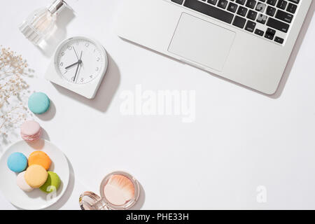 Le petit déjeuner du matin dans des tons pastel chaleureux macarons colorés ou macarons. Banque D'Images