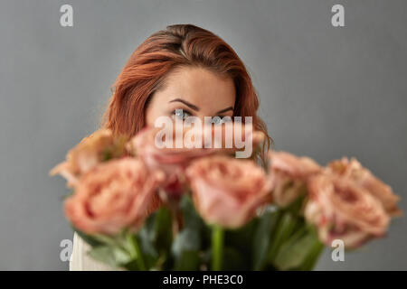 Close-up d'un bouquet de roses beige cappuccino. Banque D'Images