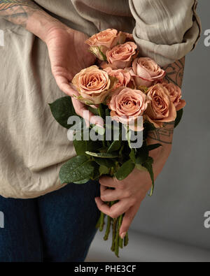 Roses Beige cappuccino girl holding Banque D'Images