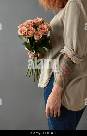 Girl est titulaire d'un bouquet de roses beige cappuccino Banque D'Images