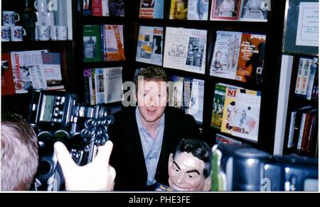 Rory Bremner avec Puppet Caricature de Tony Blair pris dans la politique en novembre 1998 Librairie Banque D'Images