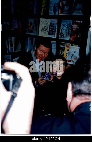 Rory Bremner avec une caricature de marionnettes de Tony Blair en librairie, de l'Artillerie du Politico Row, Londres SW1 prise en novembre 1998 Banque D'Images