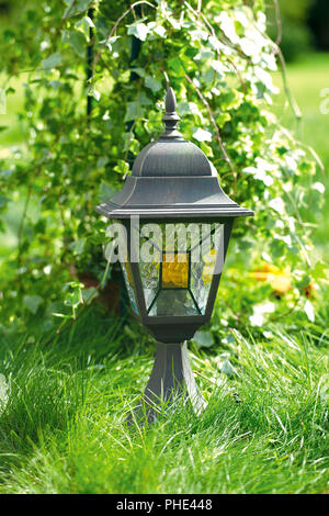 Lampadaire classique dans le jardin dans l'après-midi sur un fond d'herbe Banque D'Images