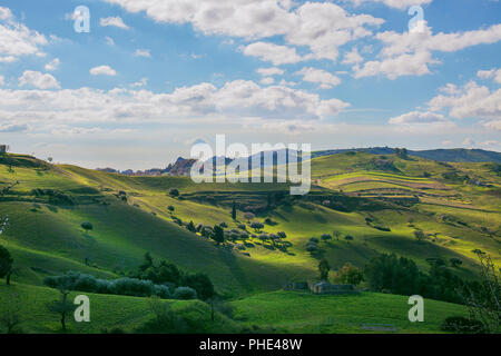 Panorama des collines gorgé de soleil en Sicile Banque D'Images