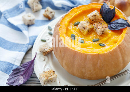 Soupe au potiron avec des croûtons dans un gros plan de la citrouille. Banque D'Images