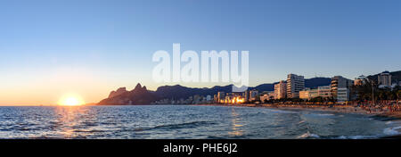 Nuit en arrivant à la pierre de l'Arpoador, Ipanema beach Banque D'Images