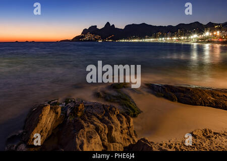 Nuit en arrivant à la pierre de l'Arpoador, Ipanema beach Banque D'Images