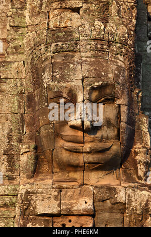 Visage de pierre géant au temple Bayon au Cambodge Banque D'Images