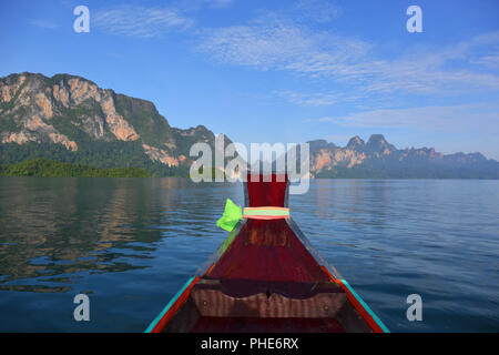 Vue du bateau sur le lac Cheow Lan Banque D'Images