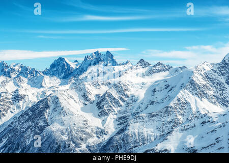 Paysage avec de la neige dans les montagnes bleues Banque D'Images