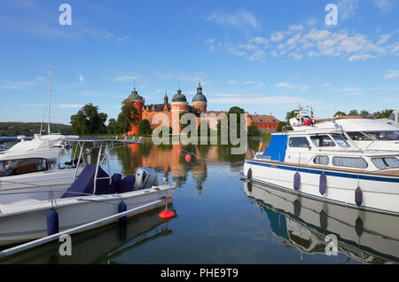 Mariefred, Suède - le 29 juillet 2017 : les bateaux de plaisance en face de la 16 ème siècle château Gripsholm. Banque D'Images